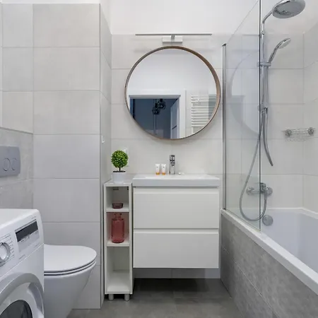 Stylish & Comfy Garbary With Parking By Renters *