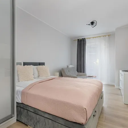 Stylish & Comfy Garbary With Parking By Renters Poznań