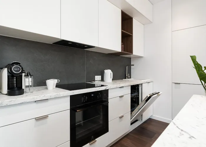 Stylish & Comfy Garbary With Parking By Renters Poznan