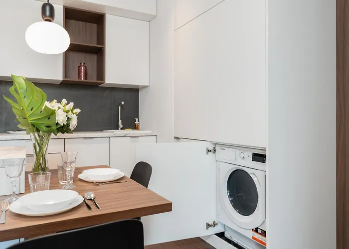 Stylish & Comfy Garbary With Parking By Renters