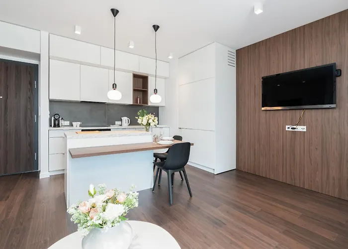 Stylish & Comfy Garbary With Parking By Renters Apartment